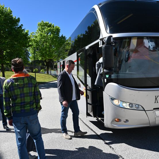 Bild enthält, Jeans, Pants, Shoe, Adult, Male, Man, Person, Bus, Coat, Jacket