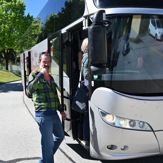 Bild enthält, Jeans, Adult, Male, Man, Person, Handbag, Female, Woman, Bus, Shoe