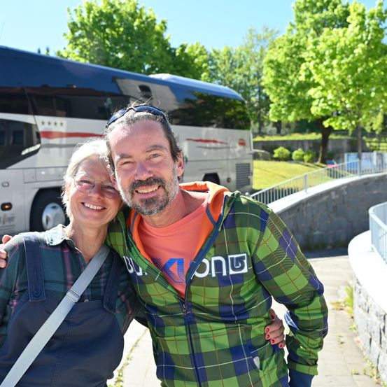 Bild enthält, Adult, Male, Man, Person, Bus, Vehicle, Face, Glasses, Van, Wheel