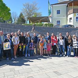 Bild enthält, Building, College, Clothing, Pants, Jeans, Walkway, People, Person, Shoe, Coat