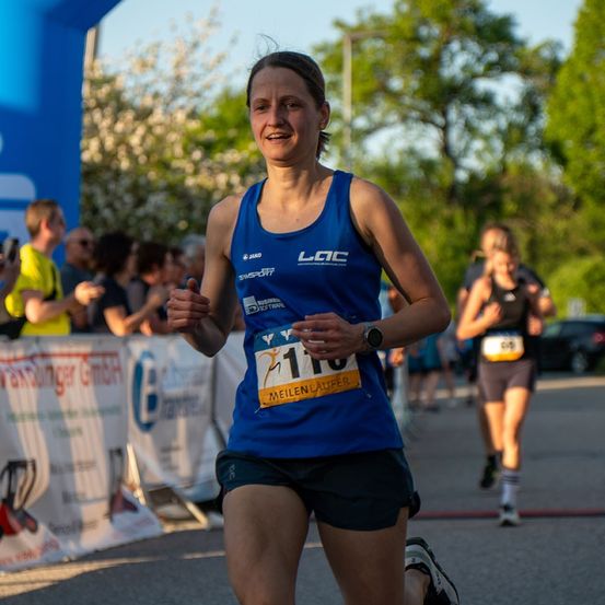 Bild enthält, Shorts, Person, Female, Girl, Teen, Shoe, Boy, Child, Male, Face