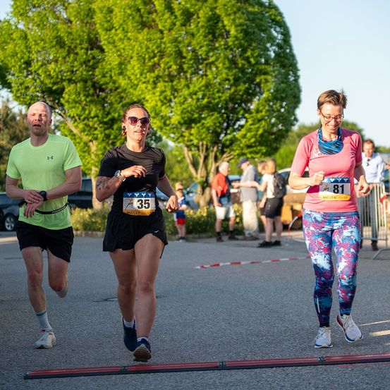 Bild enthält, Shoe, Person, Handbag, Glasses, Shorts, Wristwatch, Running, Tree, Car, Hat