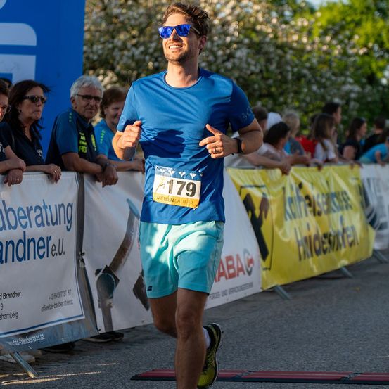 Bild enthält, Shorts, Adult, Male, Man, Person, Female, Woman, Shoe, Cup, Running