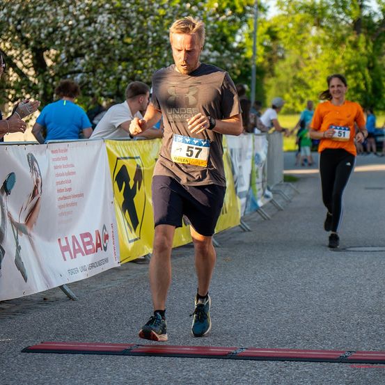 Bild enthält, Clothing, Shorts, Person, Footwear, Shoe, Adult, Male, Man, Running, Hat