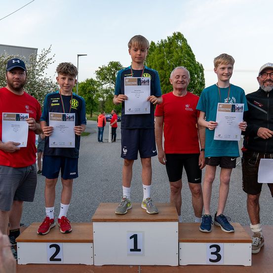 Bild enthält, Shorts, T-Shirt, People, Person, Advertisement, Boy, Male, Teen, Adult, Man