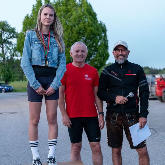 Bild enthält, Shorts, Person, Photography, Portrait, Pants, Female, Girl, Teen, Shoe, People
