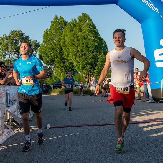 Bild enthält, Shorts, Person, Adult, Male, Man, Shoe, Running, Marathon, Car, Glasses