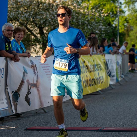 Bild enthält, Shorts, Adult, Male, Man, Person, Shoe, Child, Female, Girl, Glasses