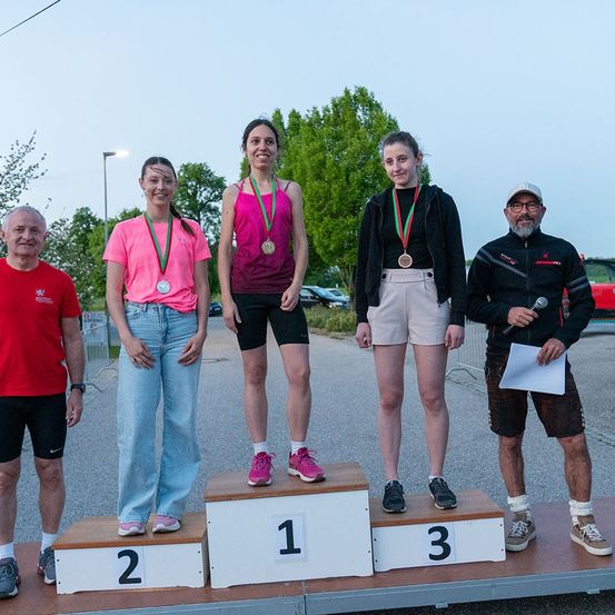Bild enthält, People, Person, T-Shirt, Pants, Shorts, Jeans, Adult, Male, Man, Walking