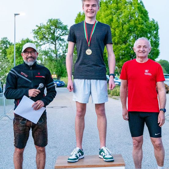 Bild enthält, Shorts, People, Person, Pants, Portrait, T-Shirt, Shoe, Adult, Male, Man