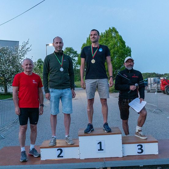 Bild enthält, Shorts, People, Person, Pants, T-Shirt, Neighborhood, Portrait, Path, Adult, Man