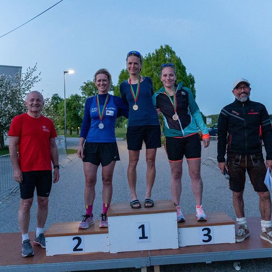 Bild enthält, People, Person, Shorts, Adult, Male, Man, Shoe, Car, T-Shirt, Wheel