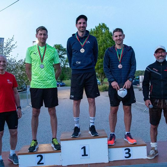 Bild enthält, People, Person, Shorts, T-Shirt, Adult, Male, Man, Rugby Ball, Shoe, Car