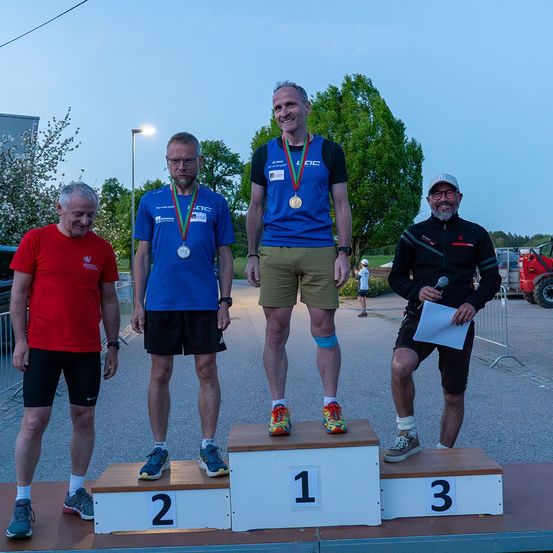 Bild enthält, Shorts, People, Person, T-Shirt, Neighborhood, Adult, Male, Man, License Plate, Shoe