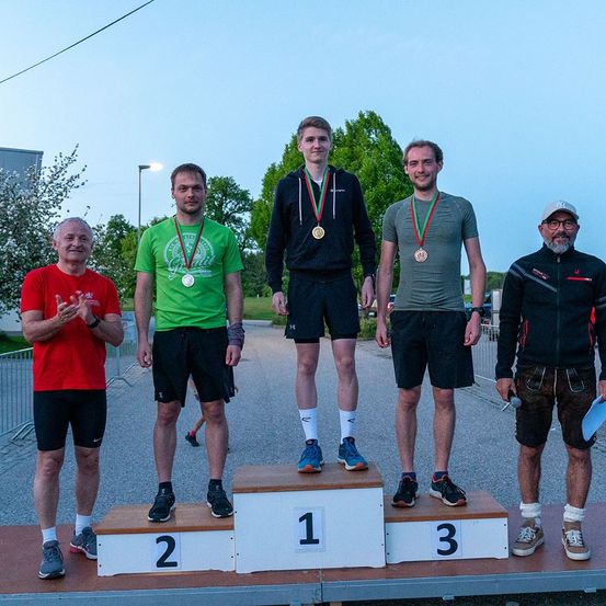 Bild enthält, People, Person, Shorts, T-Shirt, Adult, Male, Man, Boy, Teen, Shoe