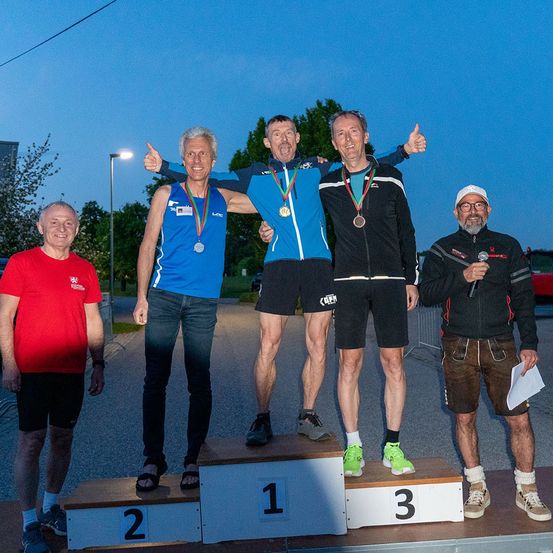 Bild enthält, T-Shirt, Shorts, People, Person, City, Pants, Street, Jeans, Adult, Man