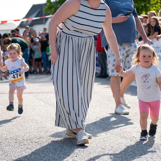 Bild enthält, People, Person, Walking, Shorts, Shoe, Mobile Phone, Child, Female, Girl, City