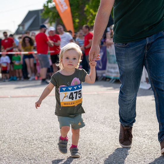Bild enthält, Person, Walking, Pants, People, Jeans, Shorts, Adult, Male, Man, Shoe