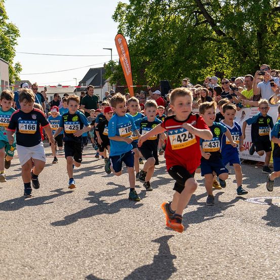 Bild enthält, Boy, Child, Male, Person, Shoe, Shorts, Running, Marathon, People, Track And Field