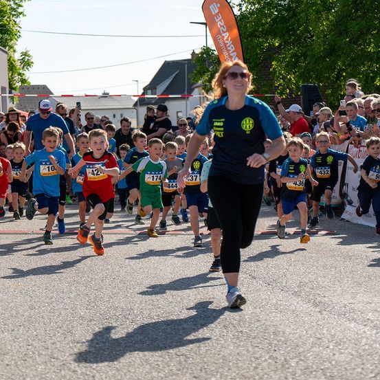 Bild enthält, People, Person, Clothing, Footwear, Shoe, Shorts, Running, Marathon, Sport, Face