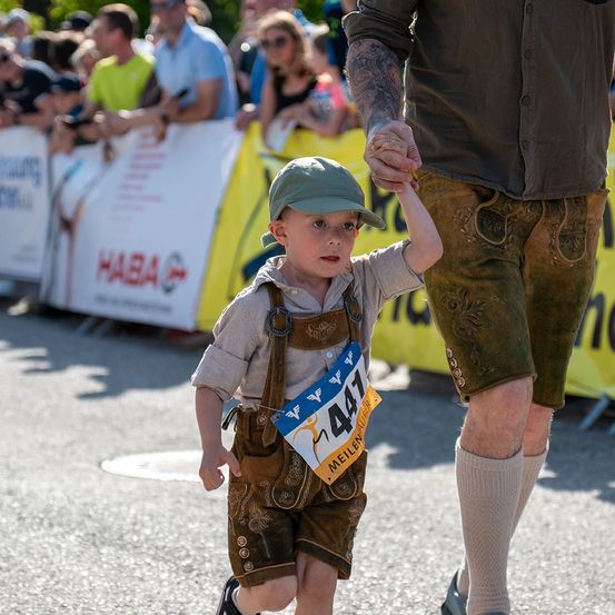 Bild enthält, Shorts, Baseball Cap, Cap, Hat, Pants, Boy, Child, Male, Person, Walking