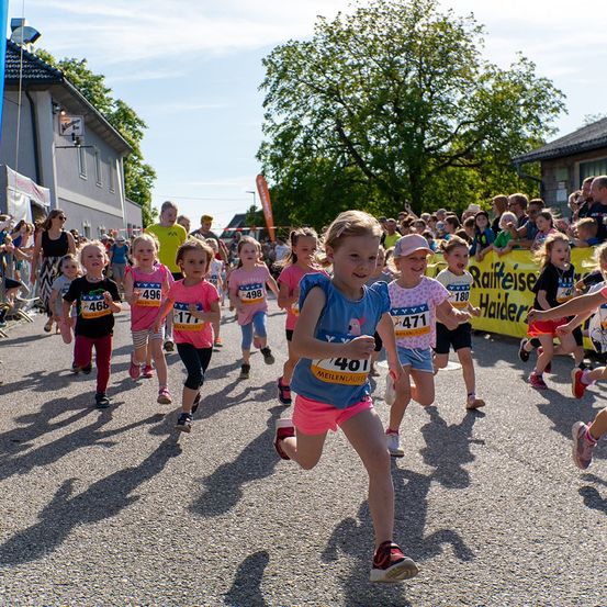 Bild enthält, Clothing, Shorts, Boy, Child, Male, Person, Shoe, People, Face, Track And Field
