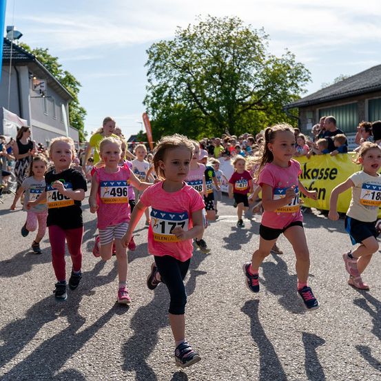 Bild enthält, Shorts, Person, Child, Female, Girl, Shoe, People, Boy, Male, Running
