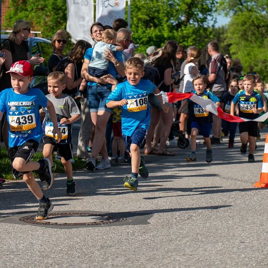 Bild enthält, Shorts, Person, Adult, Female, Woman, Boy, Child, Male, Shoe, Glasses
