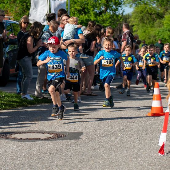 Bild enthält, Shorts, Person, Shoe, Boy, Child, Male, Adult, Female, Woman, People