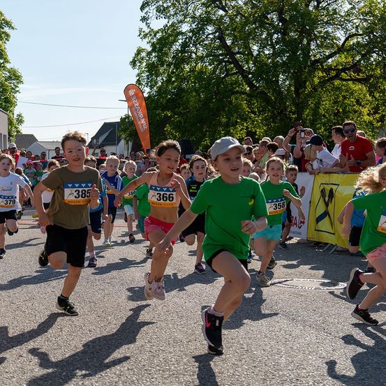 Bild enthält, Boy, Child, Male, Person, Footwear, Shoe, People, Shorts, Running, Face