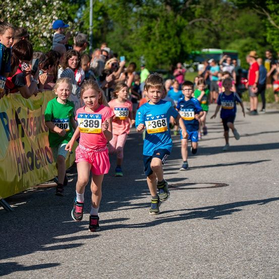 Bild enthält, Child, Female, Girl, Person, Boy, Male, Shoe, Shorts, Hat, Running