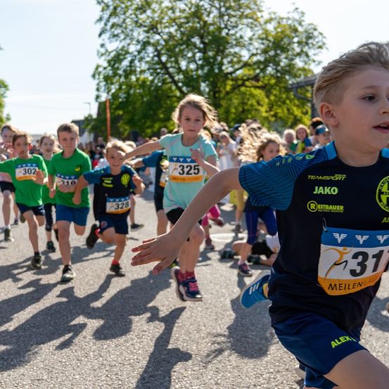 Bild enthält, People, Person, Shoe, Boy, Child, Male, Glasses, Marathon, Running, Shorts