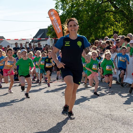 Bild enthält, Boy, Male, Person, Teen, Shoe, Child, Running, Marathon, Shorts, People