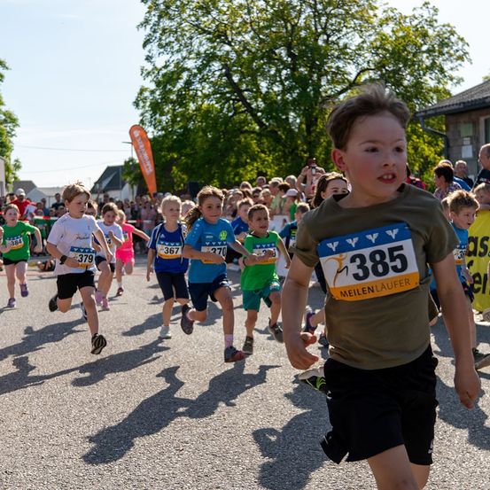 Bild enthält, Shorts, Boy, Child, Male, Person, Shoe, People, Face, Running, Track And Field