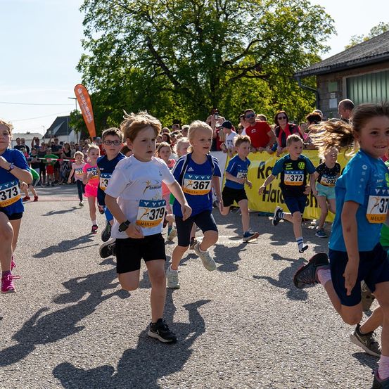 Bild enthält, Boy, Child, Male, Person, Shorts, Shoe, People, Running, Face, Marathon