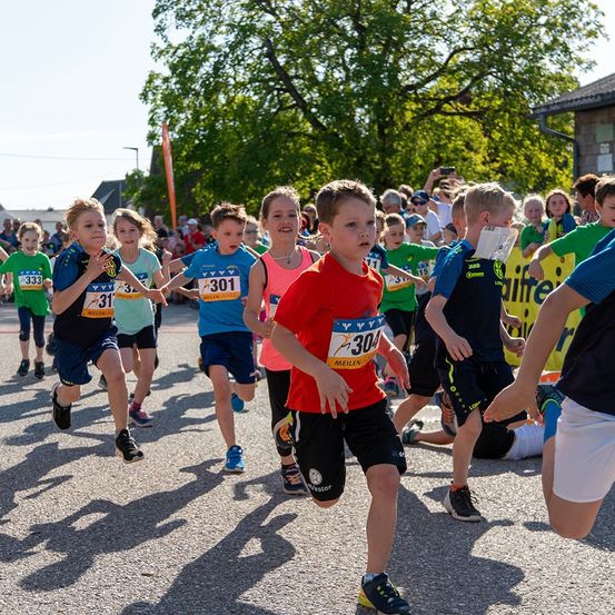 Bild enthält, Footwear, Shoe, Shorts, Boy, Child, Male, Person, People, Face, Running