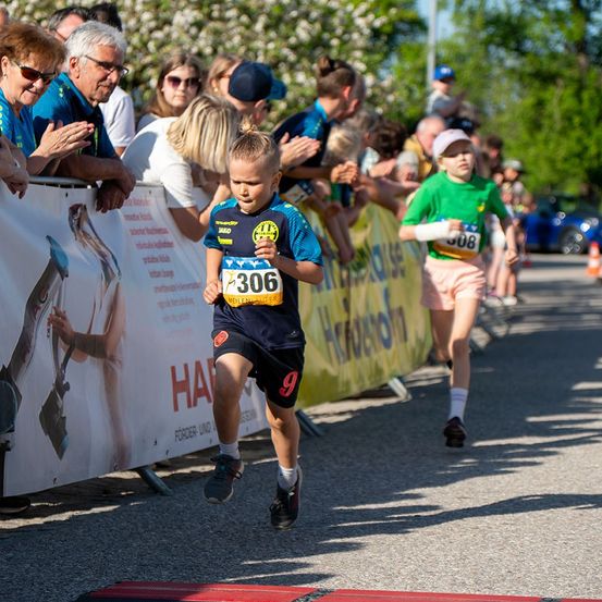 Bild enthält, Shorts, Boy, Child, Male, Person, Shoe, Adult, Female, Woman, Man
