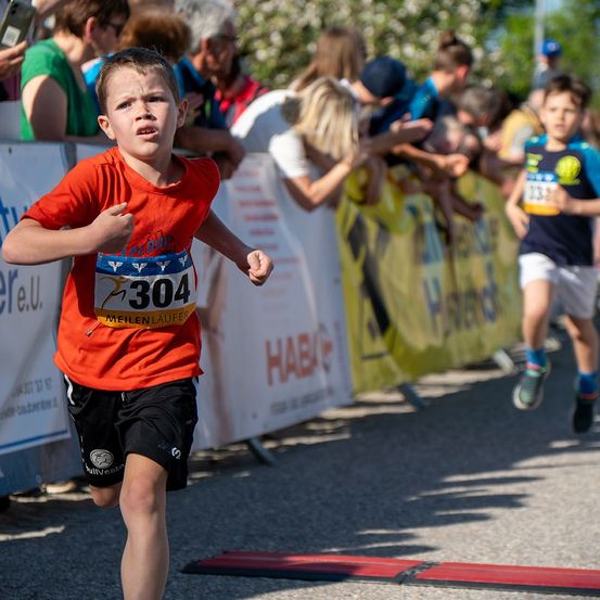 Bild enthält, Shorts, Adult, Female, Person, Woman, Boy, Child, Male, Shoe, Face