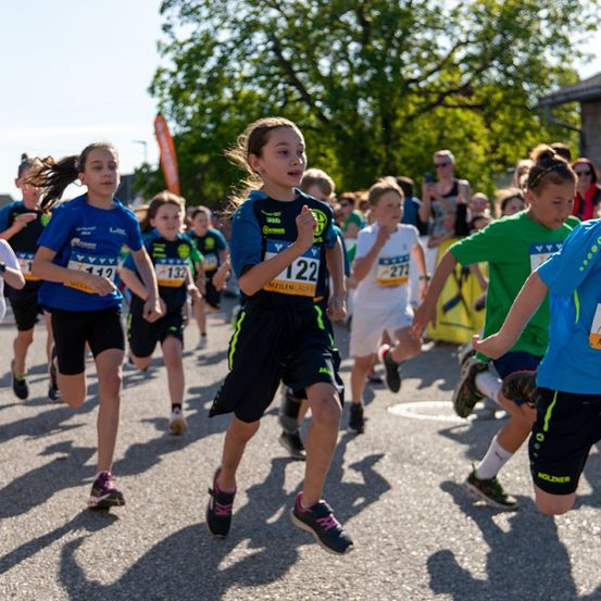Bild enthält, People, Person, Footwear, Shoe, Boy, Child, Male, Face, Shorts, Running