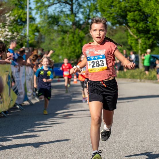 Bild enthält, Adult, Female, Person, Woman, Boy, Child, Male, Shorts, Shoe, Running