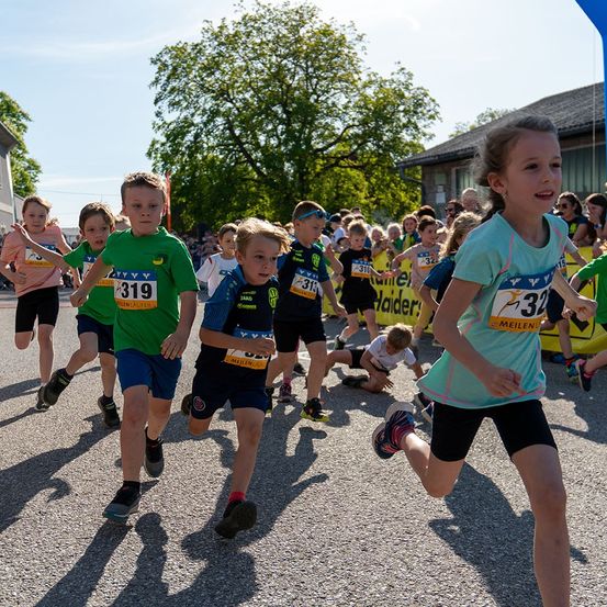 Bild enthält, Shorts, Person, Boy, Child, Male, Shoe, People, Running, Face, Marathon