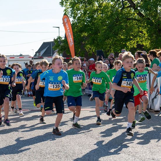 Bild enthält, People, Person, Boy, Child, Male, Shoe, Teen, Shorts, Running, Face