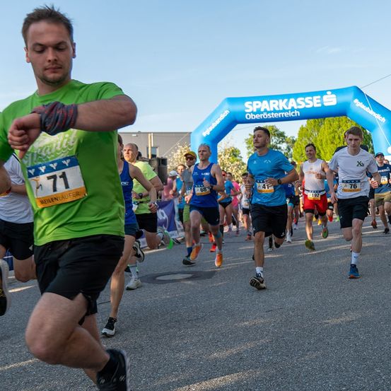 Bild enthält, Footwear, Shoe, Shorts, Adult, Male, Man, Person, Marathon, Running, Wristwatch