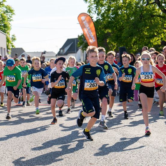 Bild enthält, Boy, Child, Male, Person, Shoe, Shorts, Marathon, Running, People, Face