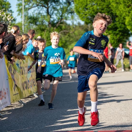 Bild enthält, Clothing, Shorts, Boy, Male, Person, Teen, Shoe, Child, Running, Face