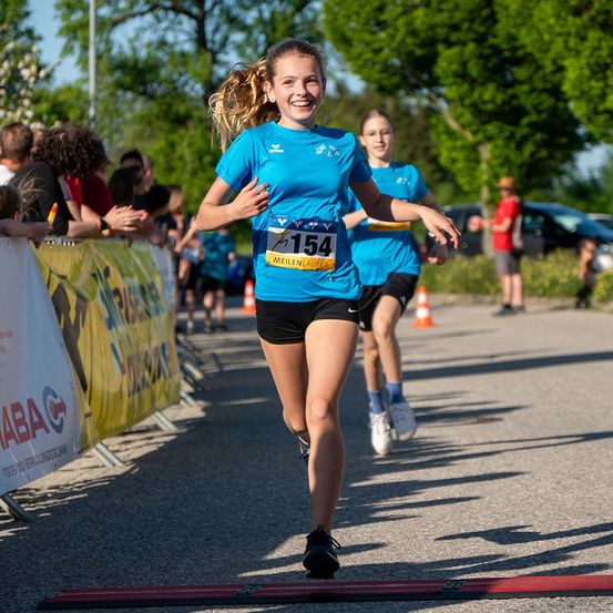 Bild enthält, Person, Clothing, Shorts, Footwear, Shoe, Car, Vehicle, Handbag, Running, Face