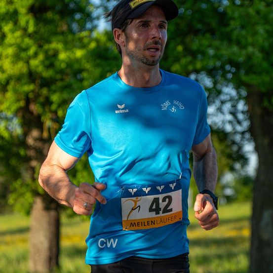 Bild enthält, Clothing, Shorts, Adult, Male, Man, Person, Running, Face, Sport, Track And Field