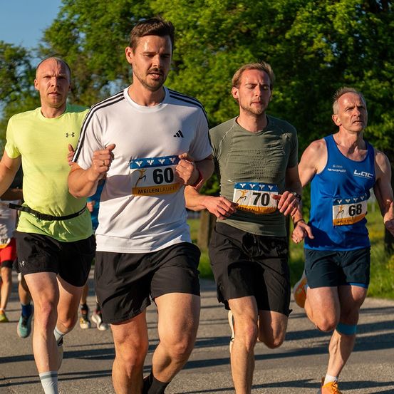 Bild enthält, Adult, Male, Man, Person, Clothing, Footwear, Shoe, Shorts, Running, Vest