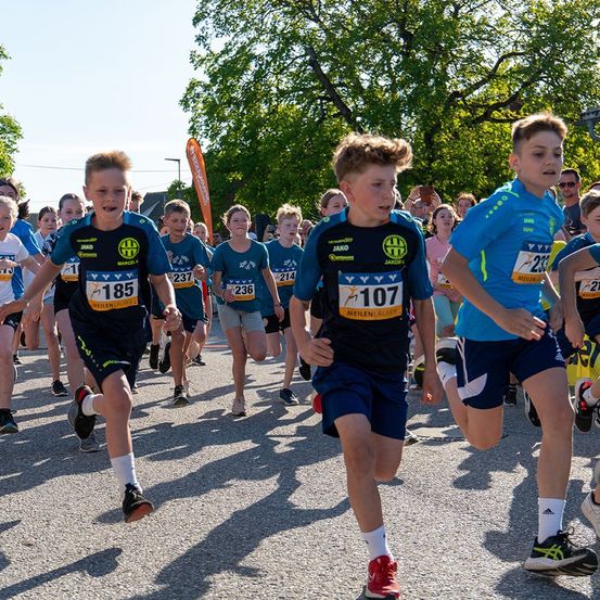 Bild enthält, Shoe, Boy, Child, Male, Person, Shorts, Running, Face, Marathon, People