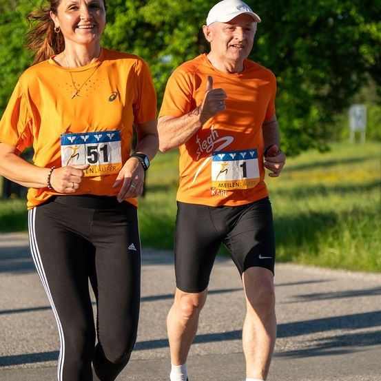 Bild enthält, Female, Girl, Person, Teen, Boy, Male, Shoe, Shorts, Running, Face